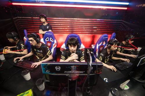 足甚至向前 足甚至向前