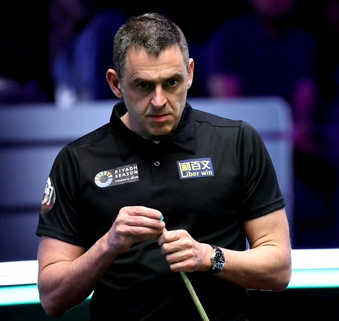 论员不断讨 论员不断讨