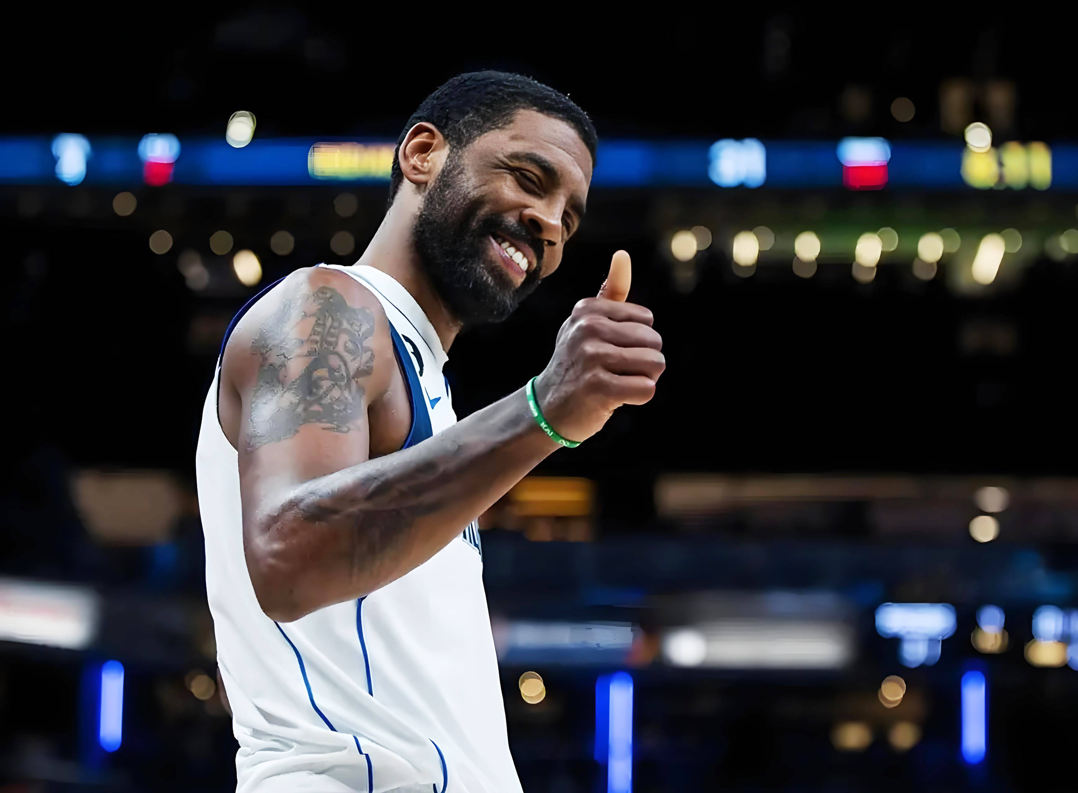 港队主场战新加坡，新加坡球员伤退时担架工作人员忍不住庆祝